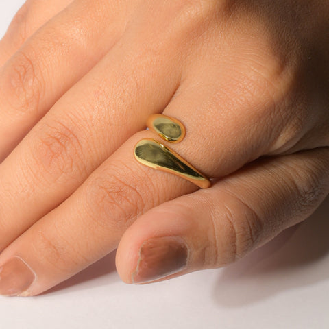 Serpentine Elegance Curved Gold Ring