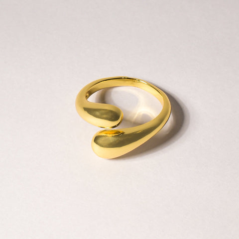 Serpentine Elegance Curved Gold Ring